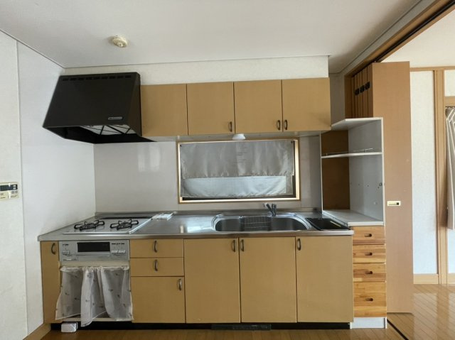 北条戸建のキッチン|収納豊富なシステムキッチン。明るい窓付きで、快適に料理を楽しめる空間です。