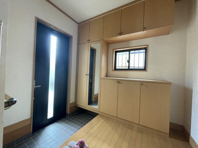 北条戸建の玄関|収納豊富な玄関で家族の靴もすっきり。駐車2台～3台対応で買い物帰りも快適です。