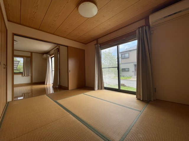 北条戸建の和室|南向きで陽当たり良好な和室。リビング続きで、お子様の遊び場にも良いです。