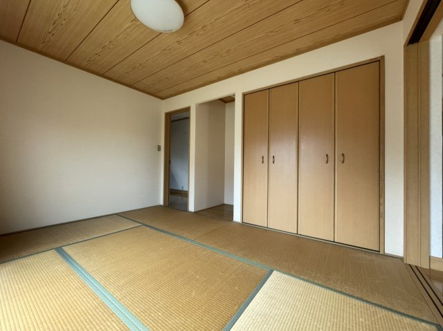 北条戸建の和室|南向きで陽当たり良好な和室。収納付きで、客間や家族団らんの空間として活躍します。