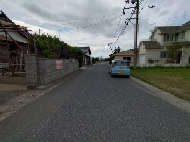 大篠津町土地（古家付）の前面道路含む現地写真