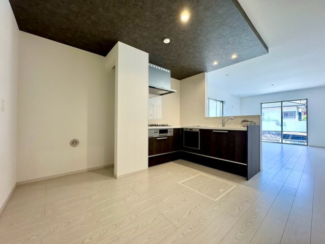 緑区神の倉３期１号棟　全１棟のキッチン|上等な設備を備えたキッチン空間。上品な暮らしに寄り添う、格別なこだわりの詰まった空間です。