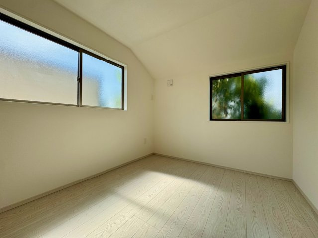 緑区神の倉３期１号棟　全１棟の洋室|収納も充実した子供部屋。学用品もすっきり片付き、集中して過ごせる環境です。