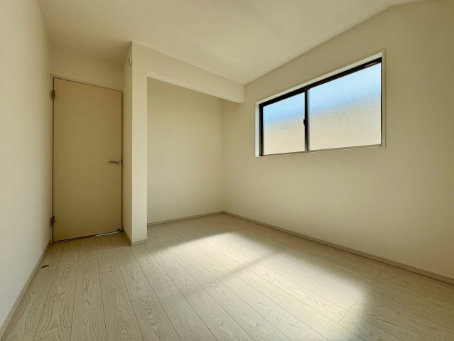 緑区神の倉３期１号棟　全１棟の洋室|上品な設えの洋室は、落ち着いた雰囲気の中でくつろげる空間。ご家族それぞれのライフスタイルに寄り添います。