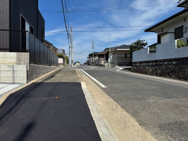 緑区神の倉３期１号棟　全１棟の前面道路含む現地写真|十分なゆとりがあり、邸宅としての佇まいをより一層引き立てております。上品な住環境をお約束いたします。