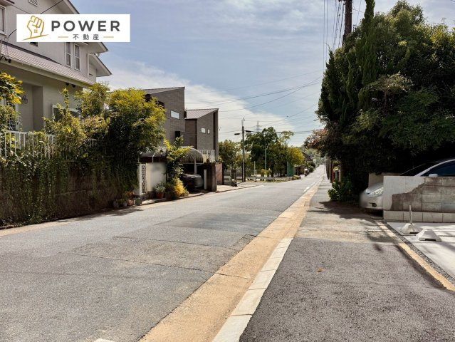 緑区神の倉３期１号棟　全１棟の前面道路含む現地写真|十分なゆとりがあり、邸宅としての佇まいをより一層引き立てております。上品な住環境をお約束いたします。