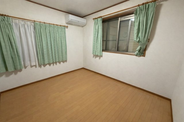 泉南市信達牧野戸建の洋室|２階洋室　※ＡＩにより備品類削除加工しております。