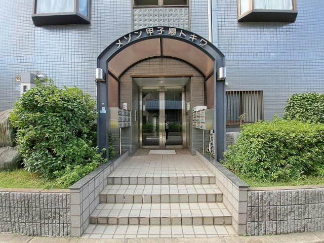 メゾン甲子園トキワのエントランス