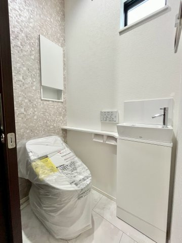 【仲介手数料無料】ふじみ野市苗間第13期―新築分譲住宅―全1棟の内観：施工例|窓のあるトイレで、いつでも自然換気ができる快適空間。光が差し込み、清潔感のある明るい印象です。