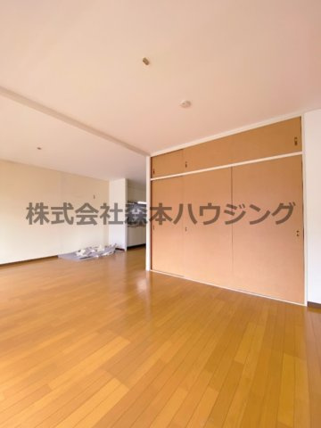 【居間・リビング】 | 　Belong枚方東1番館 | 広々としたリビングです