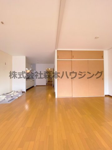 【居間・リビング】 | 　Belong枚方東1番館 | ゆったりとしたリビングです