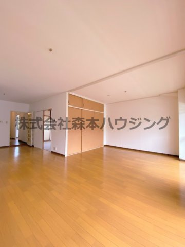 【居間・リビング】 | 　Belong枚方東1番館 | こちらのリビングで趣味の時間をお楽しみください