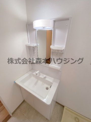 【独立洗面台】 | 　Belong枚方東1番館 | 独立洗面台、小物を置くことができて便利です