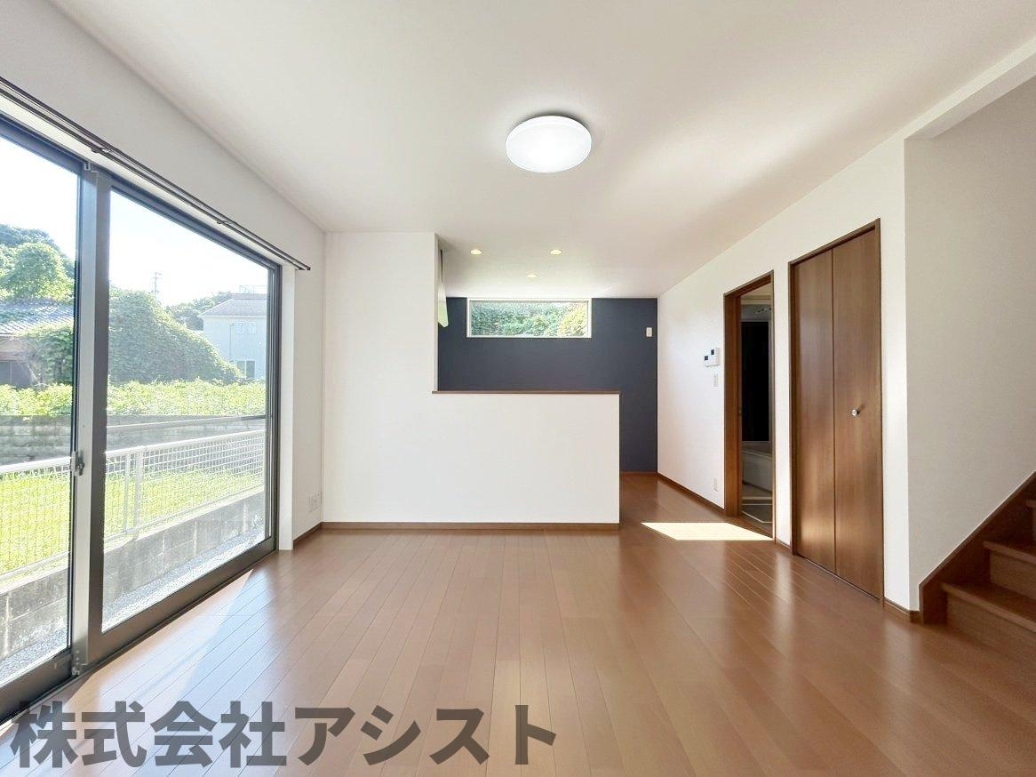 飯塚市宮町 売戸建ての居間・リビング|使いやすいリビングです