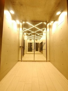 ズーム横濱EASTのエントランス