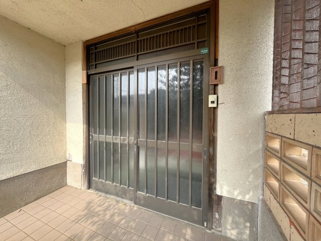 大和町栄借家の玄関