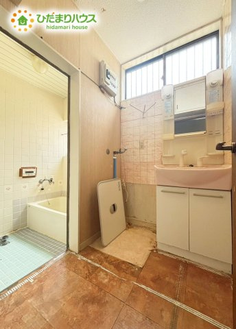 野田市山崎　中古戸建　平成5年築の洗面所|天井近くに窓があるので、明るく、湿気のたまりにくい脱衣所です♪