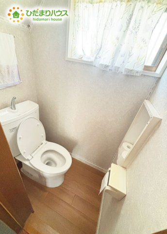 野田市山崎　中古戸建　平成5年築のトイレ|白を基調としたトイレです♪　小窓から採光も換気もGOOD♪