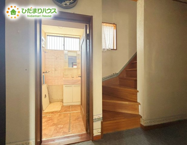 野田市山崎　中古戸建　平成5年築のその他|玄関すぐ横に二階への階段がございます♪