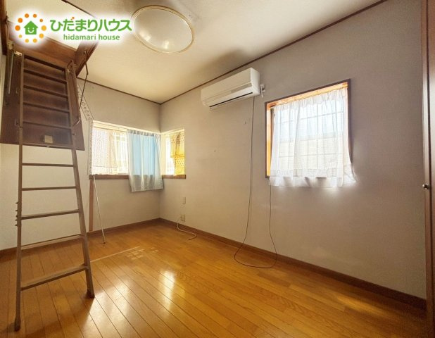 野田市山崎　中古戸建　平成5年築の洋室|約5.7帖の洋室です♪　普段は天井に格納されているハシゴをおろすと、屋根裏収納が登場♪