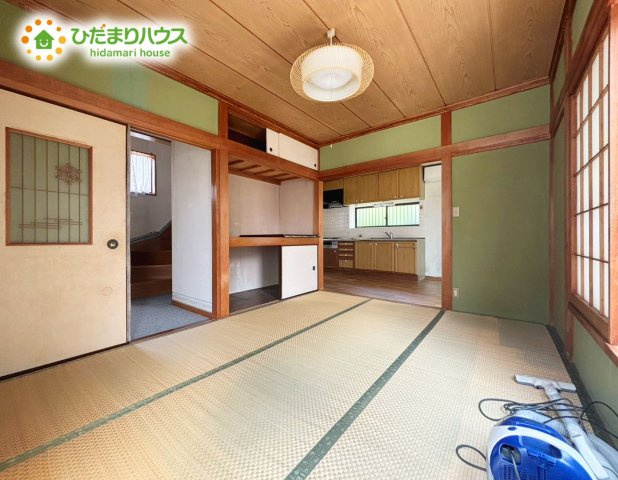 野田市山崎　中古戸建　平成5年築の居間・リビング|6帖の和室です♪　ダイニングキッチンと隣り合っているので、お料理のも運びやすいですね♪