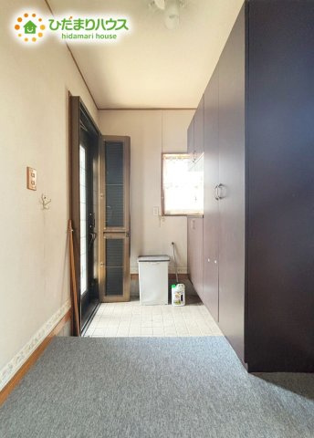 野田市山崎　中古戸建　平成5年築のその他|収納豊富な広々玄関♪
灯りをたくさん取り込んでくれる造りになっているので、心も明るくなれそうですね♪