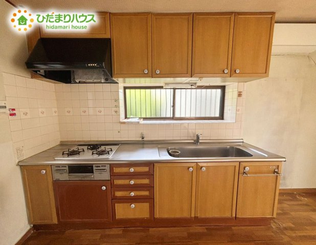 野田市山崎　中古戸建　平成5年築のキッチン|キッチンは小窓つきとなっているため、開放感を得られる空間となっております♪