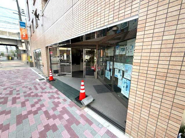 インテリアハシモトビルのエントランス
