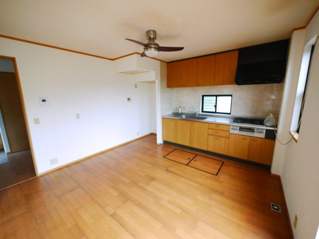 東金市家徳　中古戸建の居間・リビング|内装リフォーム済み令和6年4月 トヨタホーム施工軽量鉄骨 複層ガラス 駐車2台（車種制限あり）