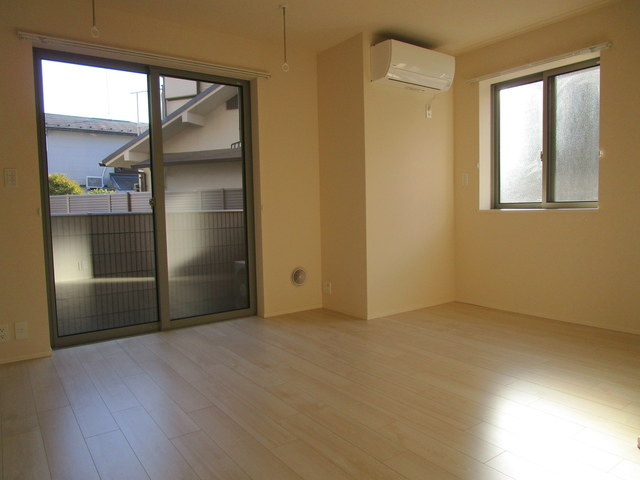 練馬区中村２丁目の賃貸マンションの居間・リビング|★角部屋２面採光★