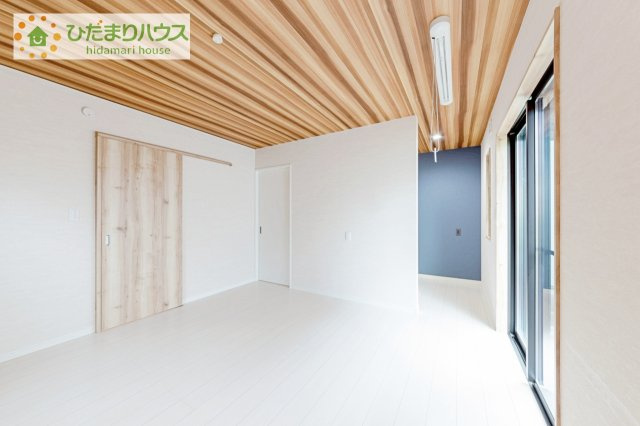【寝室】 | 我孫子市中峠台　中古戸建 | 思わず自慢したくなるデザイン。木目天井とアクセントクロス、造作家具が調和した上質な空間と収納力です。
※掲載写真は入居前に撮影したものです。