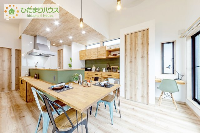 【居間・リビング】 | 我孫子市中峠台　中古戸建 | キッチン一体型ダイニングテーブルを採用。配膳や片付けがスムーズで、毎日の家事負担を軽減♪家族との会話が自然と弾む開放的な空間です。※掲載写真は入居前に撮影したものです。