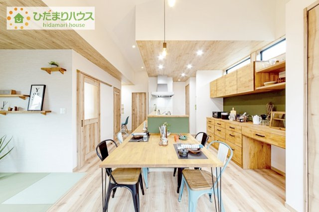 【居間・リビング】 | 我孫子市中峠台　中古戸建 | 充実した造作カップボードや木目調の天井が、機能性とデザイン性を両立。
家族での会話も広がります。
※掲載写真は入居前に撮影したものです。