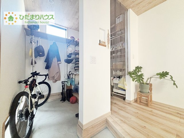 【玄関】 | 我孫子市中峠台　中古戸建 | 開放感あふれる広々玄関が住まいの第一印象を演出。ベビーカーやアウトドア用品もすっきり収納できる大容量シューズクローク付き。木目調で統一された温もりある空間。
※掲載写真は入居前に撮影したものです。