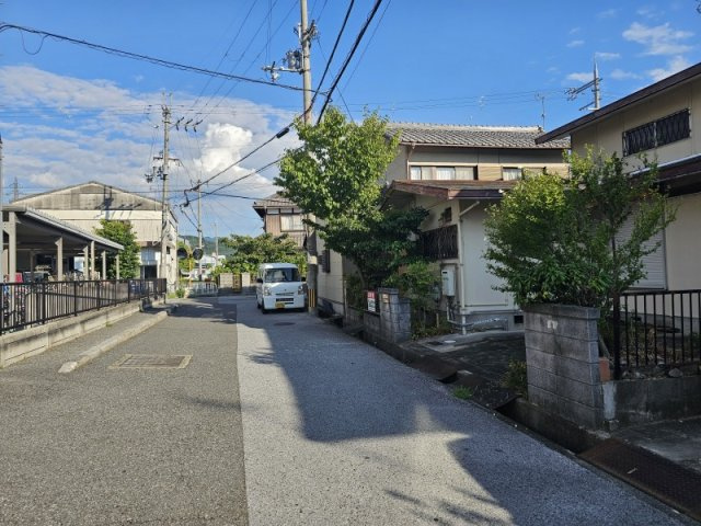 フタバヤまで徒歩６分の住宅用地の前面道路含む現地写真