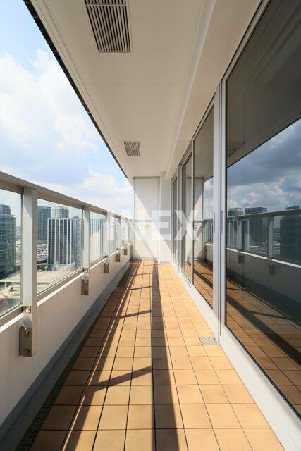 横浜市西区みなとみらい４丁目の賃貸マンションのバルコニー
