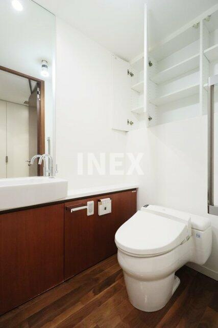 横浜市西区みなとみらい４丁目の賃貸マンションのトイレ