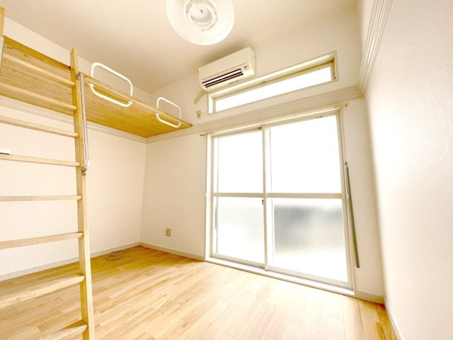 神戸市灘区大内通４丁目のアパートの洋室|西向きの窓から日差しが差し込む明るい住空間