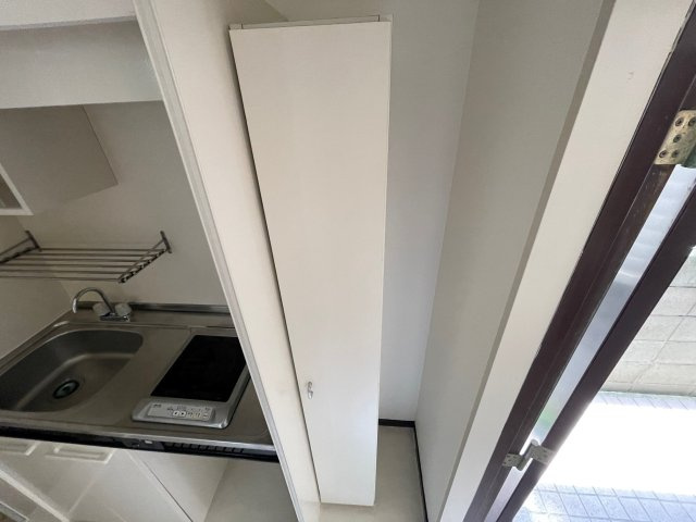 神戸市灘区大内通４丁目のアパートの内装|キッチン横にも収納スペースがございます