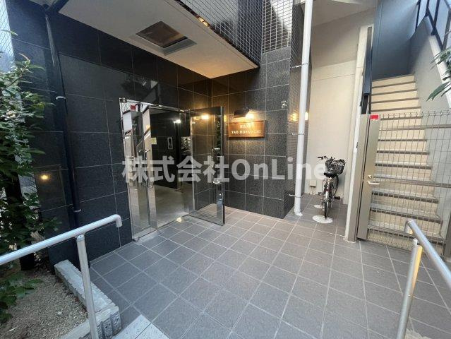 ヒルズ八尾本町のエントランス
