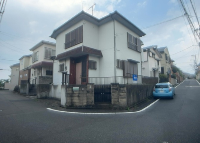 【外観】 | 家を建てる場合、方位は要チェックです。現実的に日当たりのよい家ならばリビングは南側、建築基準法でも北側に当たる家への配慮は求められています。土地を見学に行く際は、方位磁針を持って行くようにしましょう。