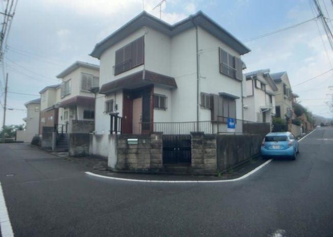 【外観】 | 土地を買う際、住む地域の自治体や福祉の補助制度にも注目してみましょう。子供や老人の医療補助やゴミ出しのルールなど、自治体によってルールに大きな違いがあるため、暮らしやすい土地で判断するとよいでしょう。