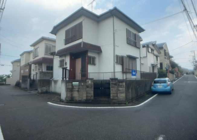 【外観】 | 土地の前の道路に消火栓が設置されていることがあります。この場合、道路交通法第45条第1項により、駐車禁止の場所が指定されています。そのため、車庫などの駐車スペースをつくることができない場合があります。