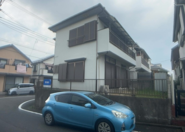 【外観】 | 現地に行くなら、物件の周囲の地形がどうなっているかを見ることも大切です。周辺より低くなっている土地では、大雨などで水が集まりやすいため、地盤が弱くなっているということも考えられるため、注意が必要です。