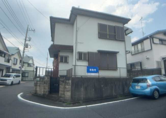【外観】 | 隣家の土地はどうなっているのか、生活利便施設が近くにあるのか、学校まで近いかなど、お客様のライフスタイルにあわせたイメージが重要です。また、近くにあると困る施設が近くにないかも確認するといいでしょう。