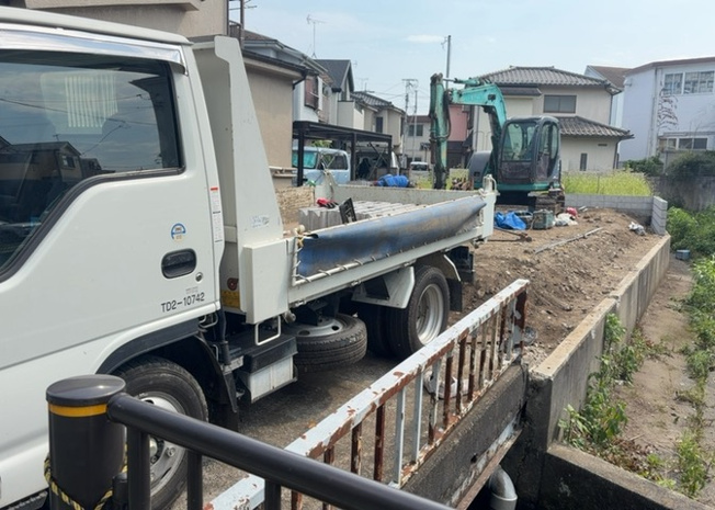 【外観】 | 現地に行くなら、物件の周囲の地形がどうなっているかを見ることも大切です。周辺より低くなっている土地では、大雨などで水が集まりやすいため、地盤が弱くなっているということも考えられるため、注意が必要です。