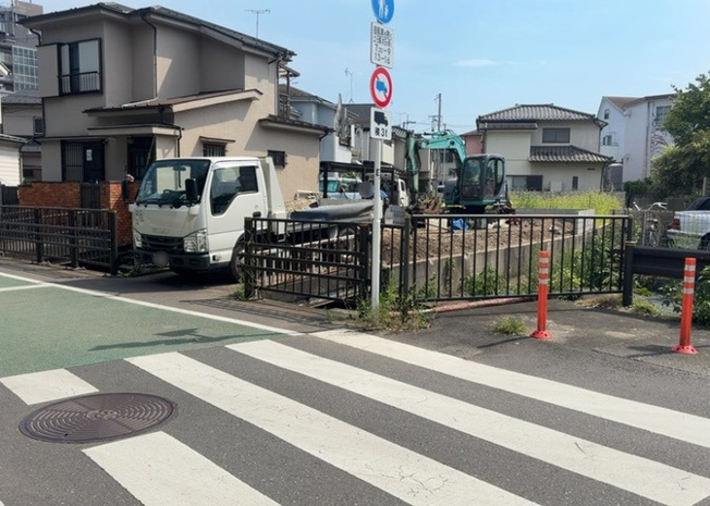 【外観】 | 土地購入を検討されている場合、境界杭がない状態で購入してしまうと境界確定測量をする必要があり、費用がかかります。購入の前に、売主、隣土地所有者立ち合いのもと境界を確定し境界杭を設置するのがベストです。