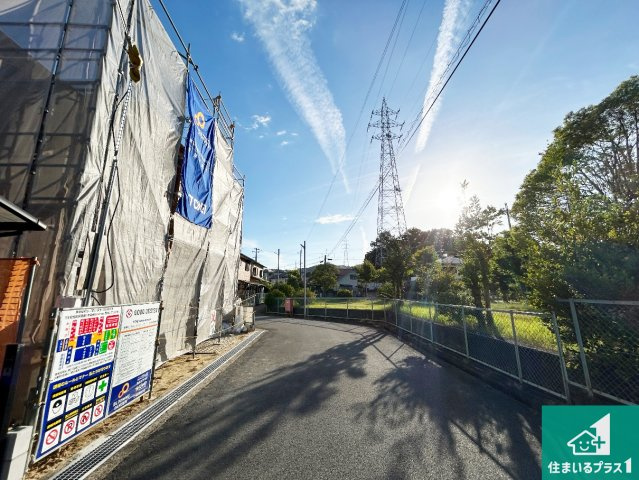 ●5(土)6(日)現地説明会！　生駒郡三郷町美松ケ丘西の前面道路含む現地写真|周辺は閑静な住宅街です。前面道路もしっかりと有りますので車の出し入れも安心ですよ！