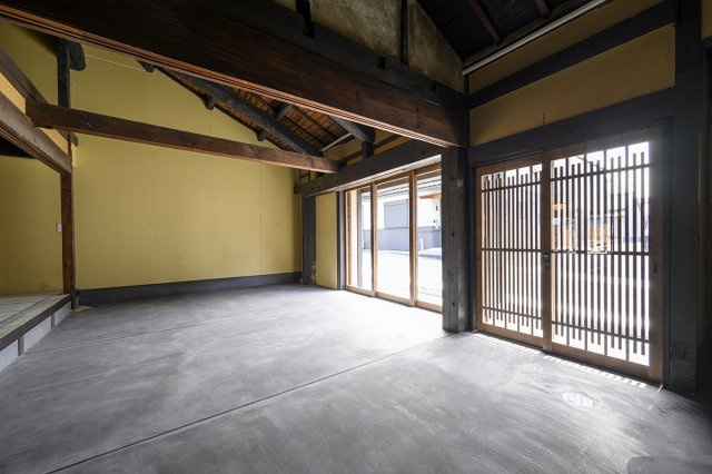 奈良公園南 古都に凛と佇む、男前町家の内装|開放的なエントランス