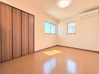 【洋室】 | ◆町田市金井８丁目　中古戸建◆ | ◆感性を育むプライベートルームはシンプルでスマートな空間。好みの空間で読書をしたり、音楽を聞いたりと一人の時間も充実したものにできます。
